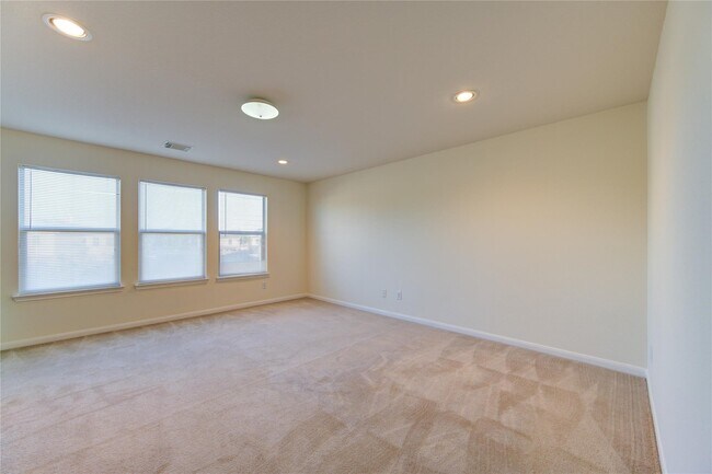 Building Photo - 15326 Mission Oak Dr