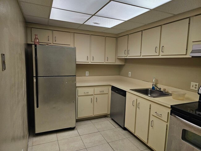 Building Photo - Large Nice and Clean 1BR/1.5BA with Great Layout  in Prime Inverrary Location (Rent includes wate...