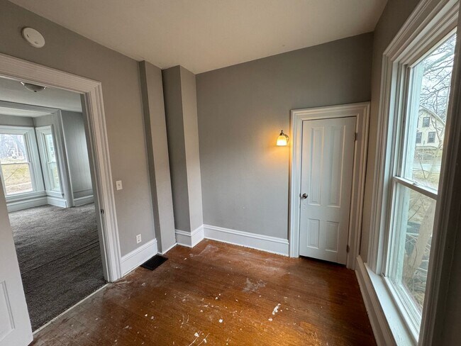 Building Photo - 5 bedroom 2 bath house in Moline