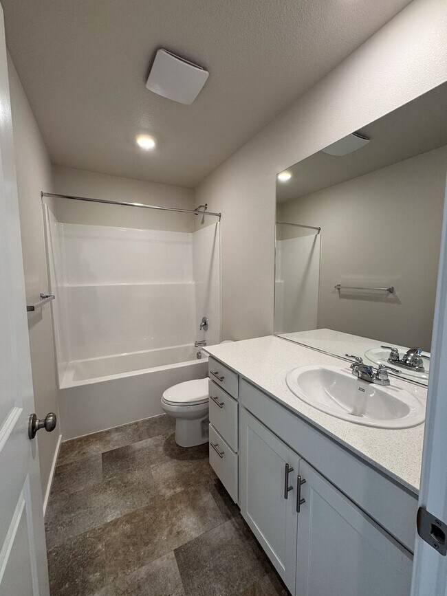 Building Photo - 4 Bedroom, 2 1/2 Bath Home in Marcola Meadows