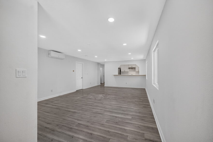 Building Photo - 9817 Holmes Ave