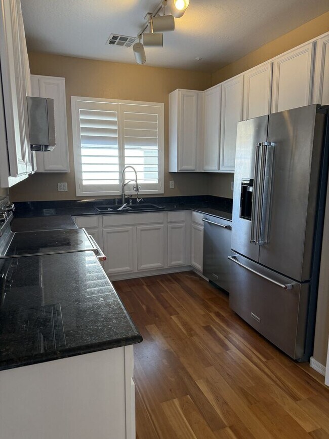 Building Photo - Tri-level townhouse at Gilbert & Guadalupe!
