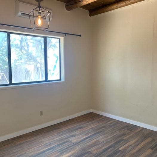 Building Photo - Semi-Detached Casita with private yard