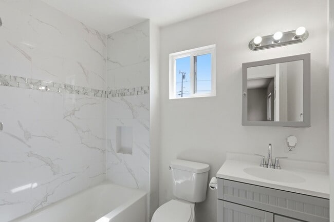 Building Photo - Adorable 2BR Property with Yard