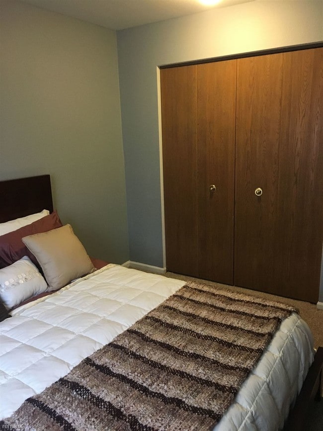 Building Photo - 2600 Woodmeadow Dr SE