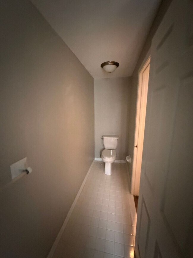 Building Photo - 2 bedroom 1.5 bath Townhouse available September!