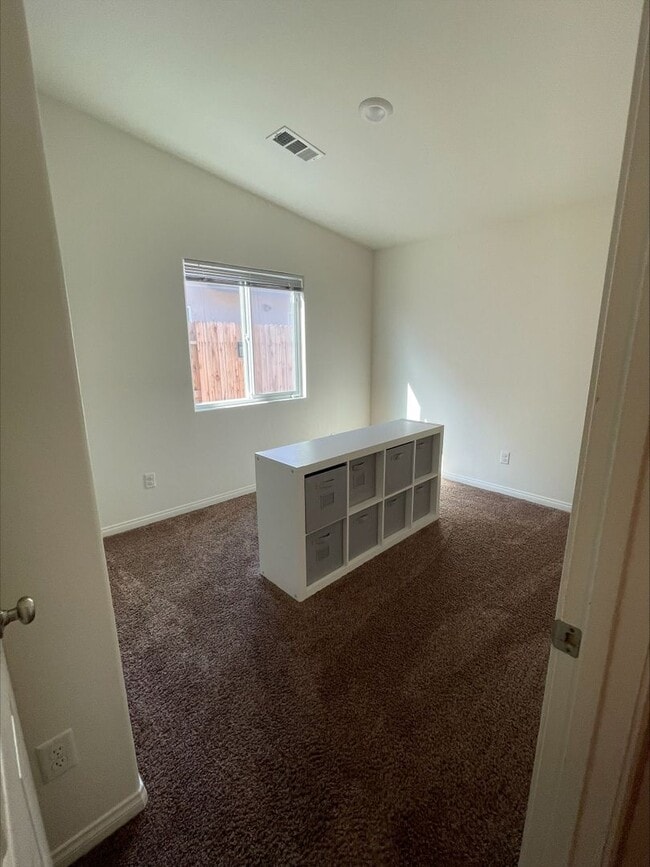 Building Photo - 3 Bed 2 Bath South Bakersfield Home