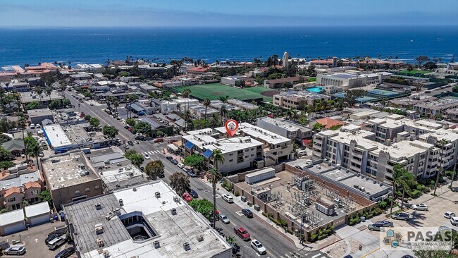 Building Photo - RARE Offering 2BD/2BA - Condo of secured building in highly sought after Boutique Bella Capri bui...