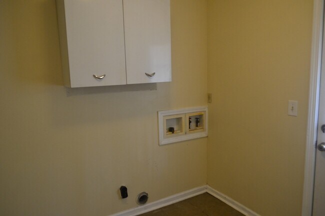 Building Photo - Wonderful Evergreen Hills Community 3 Bed 2 bath Large Lot Single Family Rental