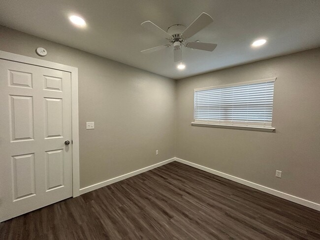 Building Photo - Minutes from Downtown Rogers – 2 Bed Apartment for Rent