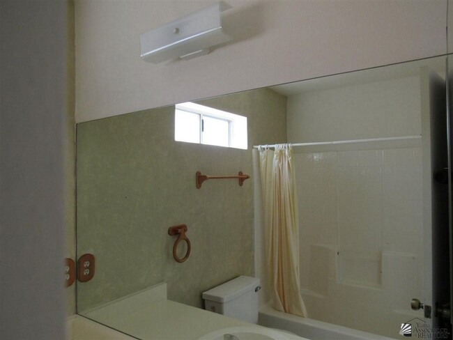 Building Photo - Central townhome with 3 bedrooms and 2 bat...