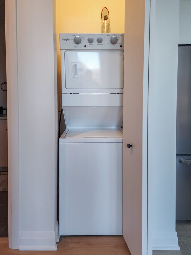 Building Photo - 1934 W North Ave