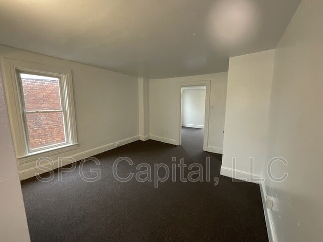 Building Photo - 934 W Princess St