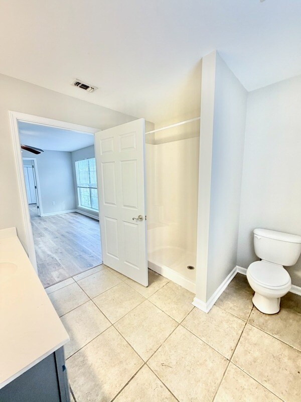 Building Photo - 81 Lake Front Dr