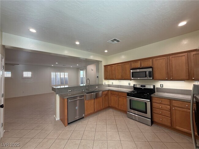 Building Photo - 2739 Mintlaw Ave