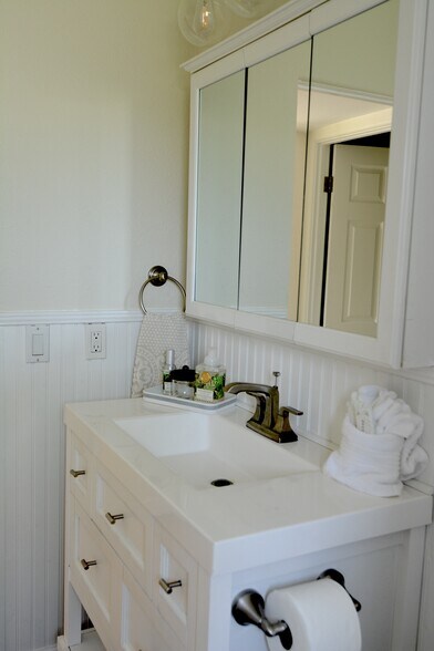 Main Bathroom - 4815 3rd Ave NW