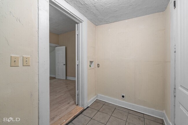 Building Photo - 2 bed 1 Bath Duplex
