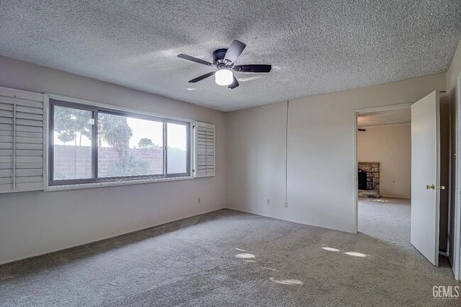 Building Photo - SW Home w/Garage!