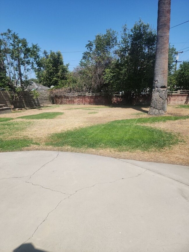 Building Photo - Charming property in Bakersfield – Minutes...