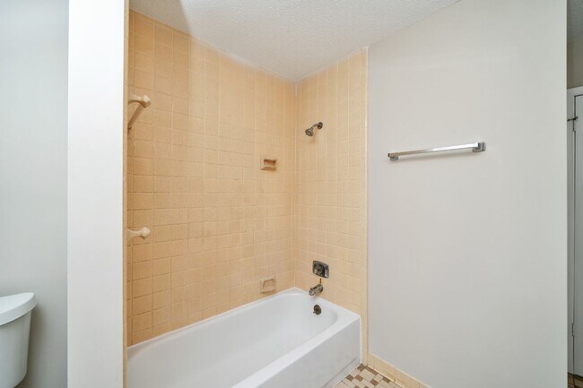 Building Photo - 1216 Beechdale Rd