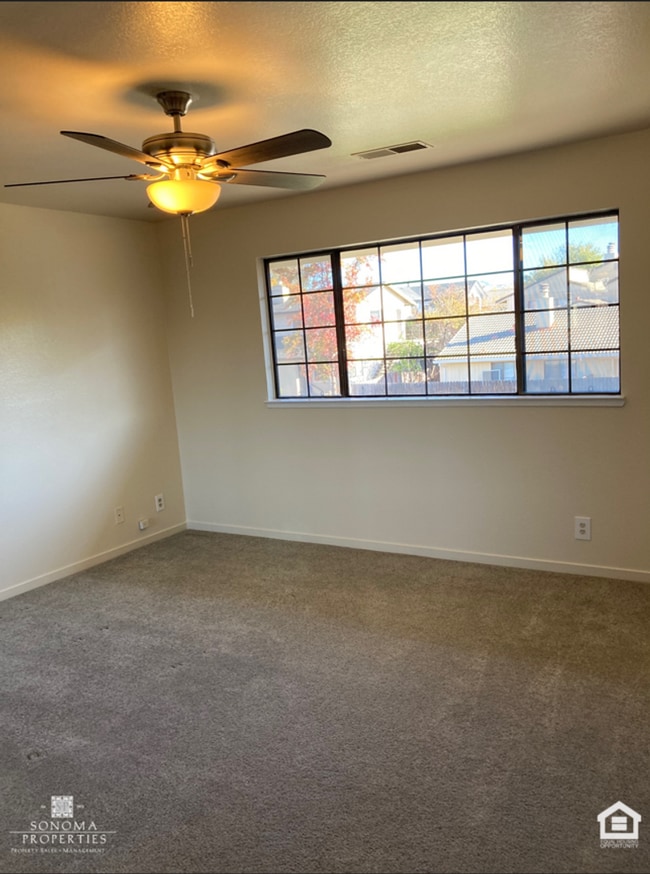 Building Photo - 3 Bedroom, 2.5 Bathroom Townhouse, Located...