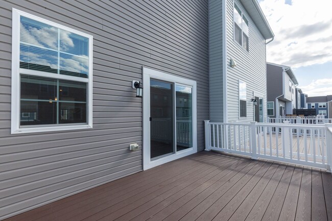 Building Photo - 3 Bed, 2 Full/2 Half Bath, Well Maintained...