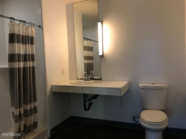 Building Photo - 2 br, 2 bath Townhome - 145 E City Place Dr