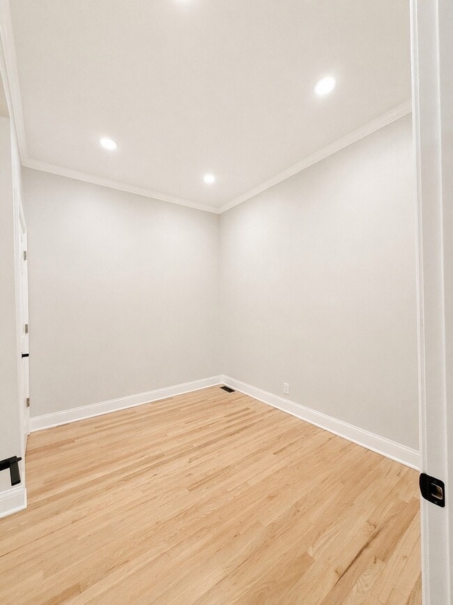 Building Photo - 1014 W George St