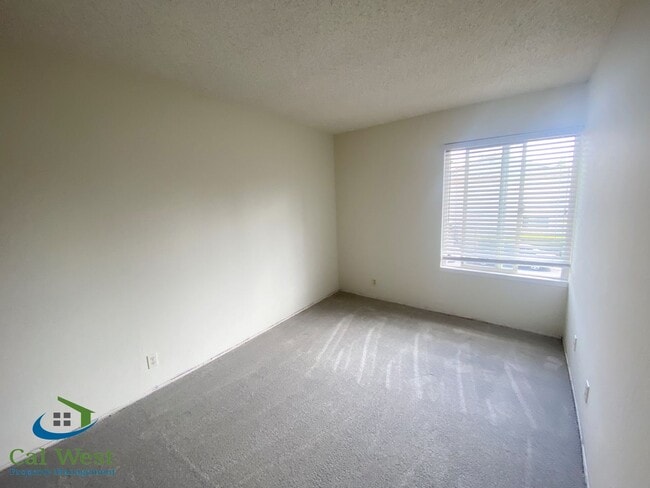 Building Photo - $3195-Updated Two Story Town Home in Bloss...