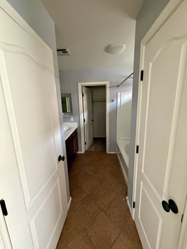 Building Photo - Beautiful 3 bedroom, 2.5 bath home located in the highly sought after community of Power Ranch