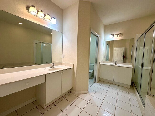 Building Photo - 425 Greenwich Cir