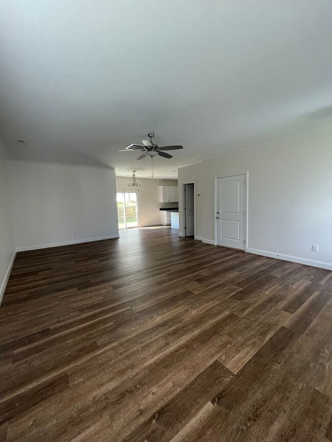 Building Photo - Sign a 12-month lease now and receive the ...