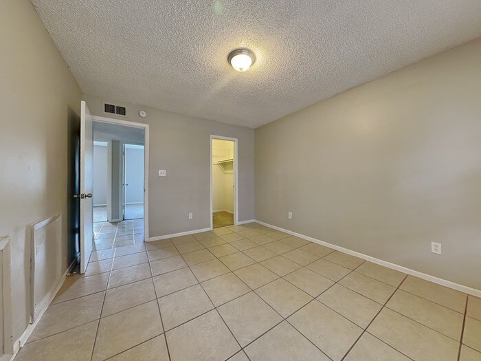 Building Photo - 610 Charter Ct