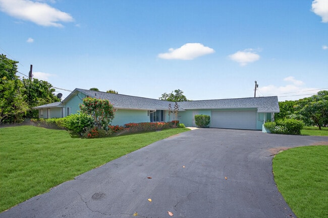 Building Photo - 905 Shore Dr