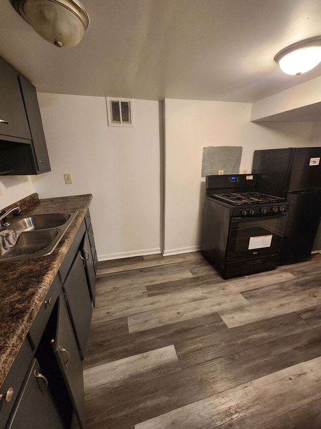 Building Photo - Apartment Unit with Appliances