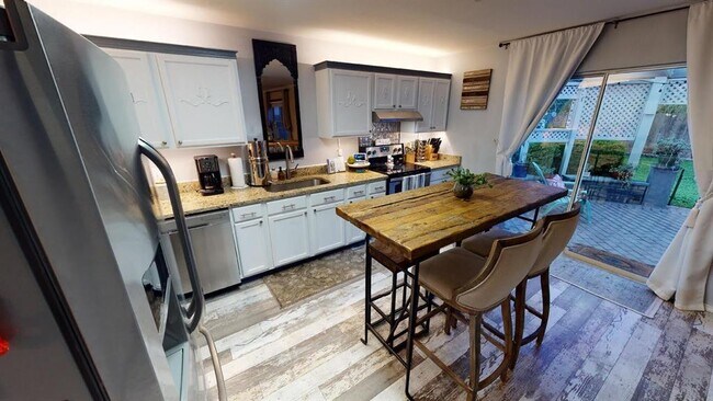 Building Photo - 6616 Piedras Blanco Dr