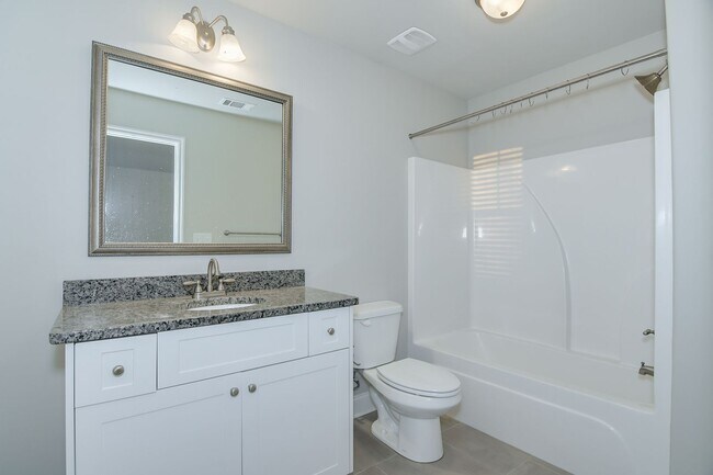Building Photo - Large House in Grovetown!