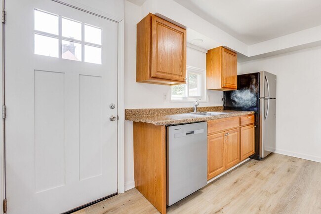 Building Photo - AVAILABLE August 2026 - Beautiful 2+ Bedroom Home w/ Updates Throughout!