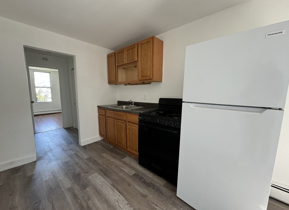 90 Armstrong Ave 3R - 88 Armstrong Ave
