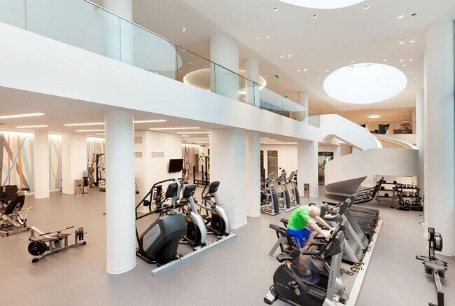 Building Photo - Fantastic Penthouse w/ Balcony and one car valet - 1BR/1 Office/1.5BA - Lumina / SOMA