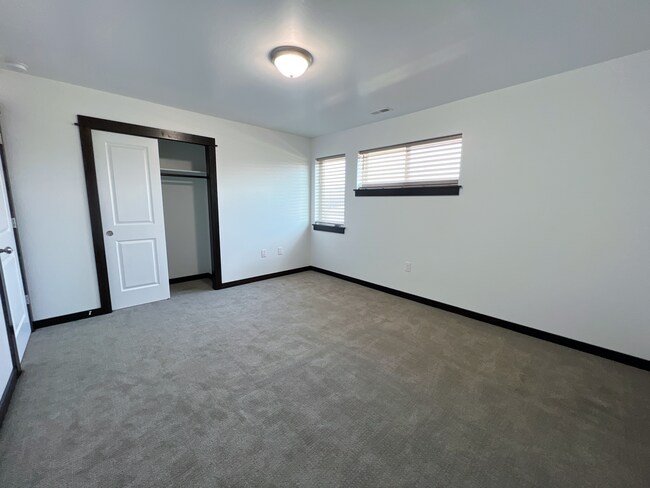 Building Photo - 3 Bedroom 2.5 Bath unit with Garage