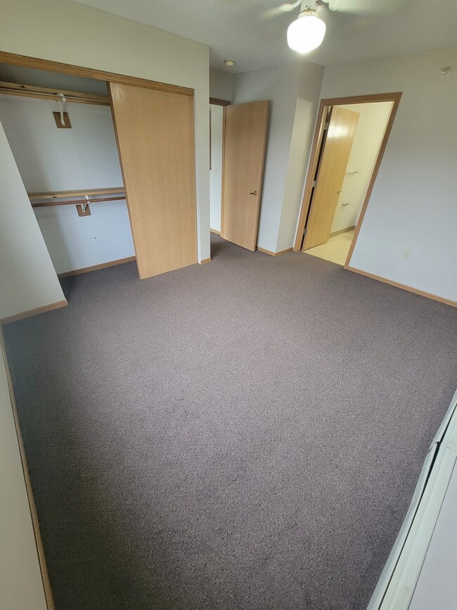 Building Photo - ** WINTER MOVE IN SPECIAL ** 1 Bedroom | 1...