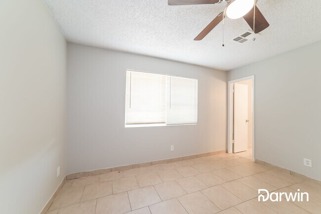 Building Photo - 7201 W Rose Ln