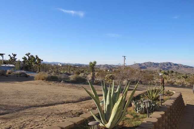 Building Photo - Quiet with Great Views! Available 11/1/25!