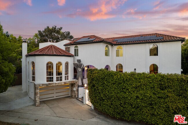 Building Photo - 2240 Hillhurst Ave