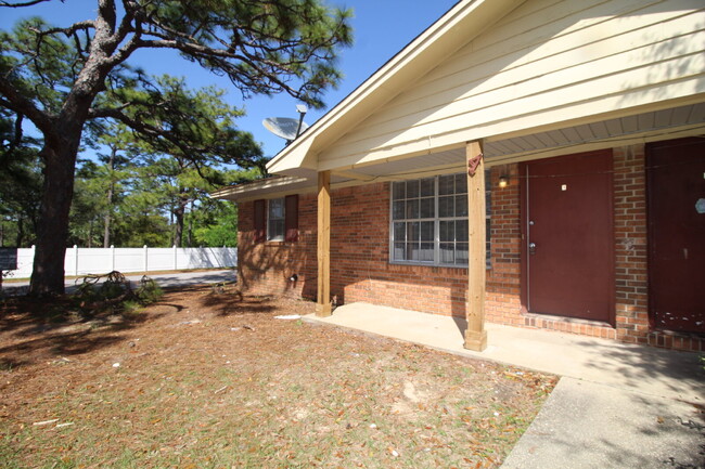 Building Photo - Affordable 2BR Duplex Near UWF — All Tile,...