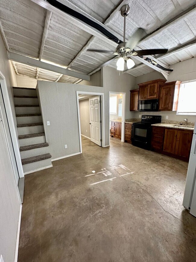 Building Photo - Shop house