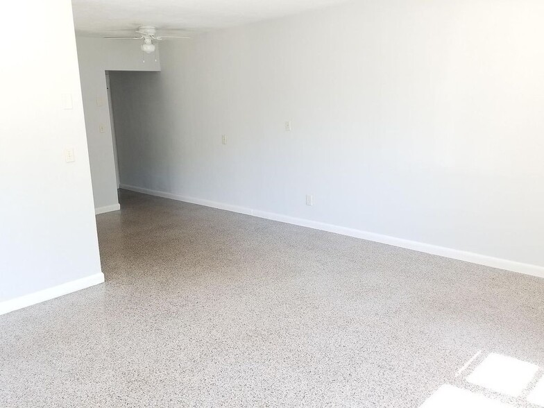 Building Photo - 2325 Belmar Dr