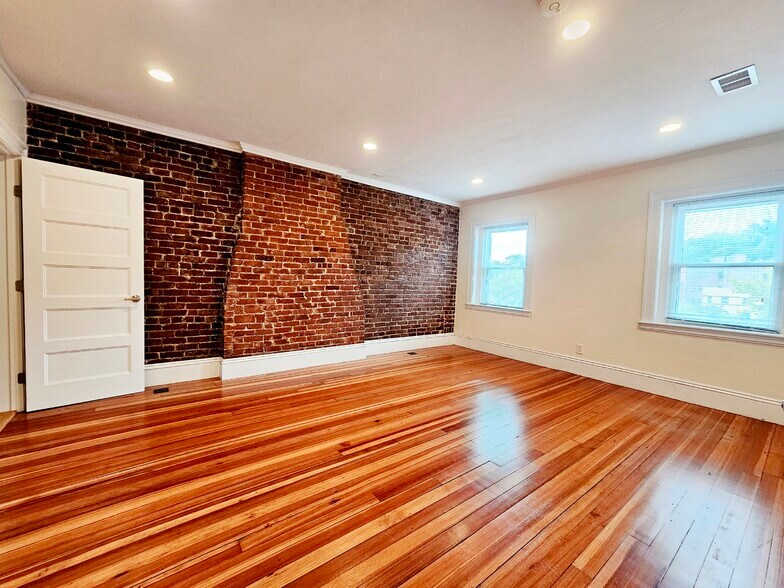 Building Photo - 1614 Beacon St