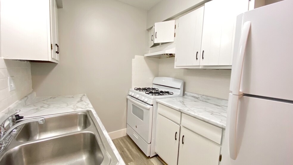 Kitchen 2x1 - Timbercrest Apartments
